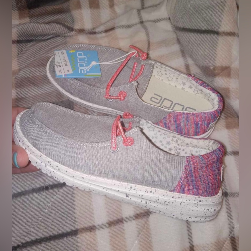 NWT Youth HEY DUDE size 2 (or ladies size 3) CUTE 🥰